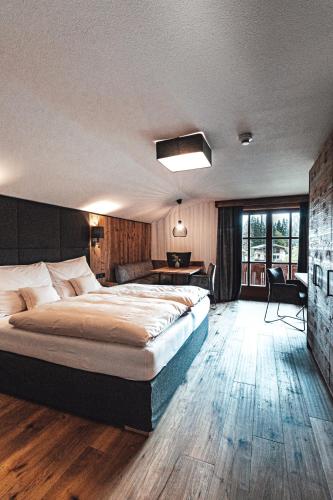 1 queen bed, 1 sofa bed