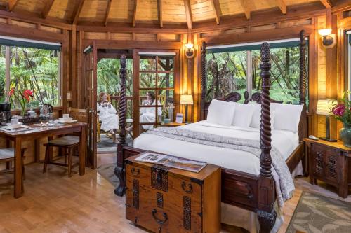 Volcano Village Lodge