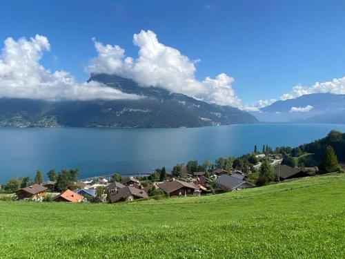 Herrlicher Blick auf Berge und See