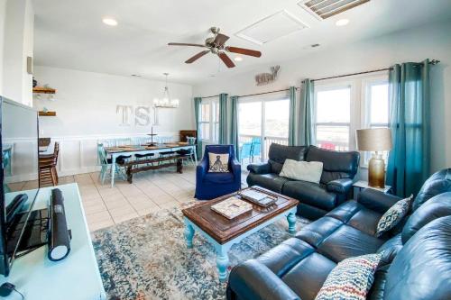 Breezy Salt Life Home on the Bay, Walk to Beaches!