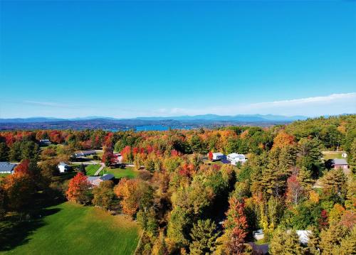 Quiet Gilford Home with Hot tub - Winnipesaukee!