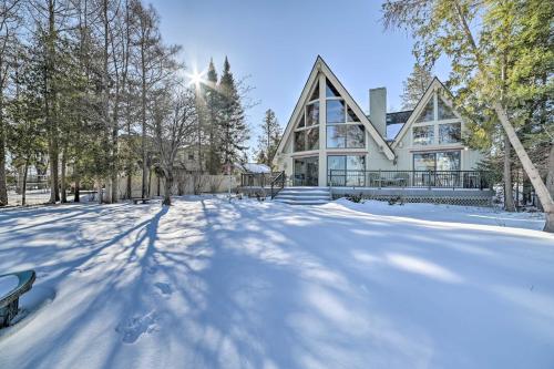 Dreamy Lake Skegemog Retreat Boat, Ski and Sip! in Williamsburg, USA