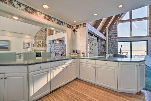 Dreamy Lake Skegemog Retreat Boat, Ski and Sip! in Williamsburg, USA