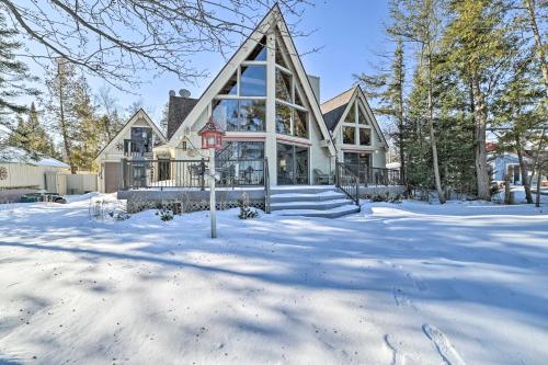 Dreamy Lake Skegemog Retreat Boat, Ski and Sip!