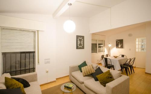 Casa en Villa Carlos Paz con Pileta  Quincho y Jardín a Pasos del Centro - image 2