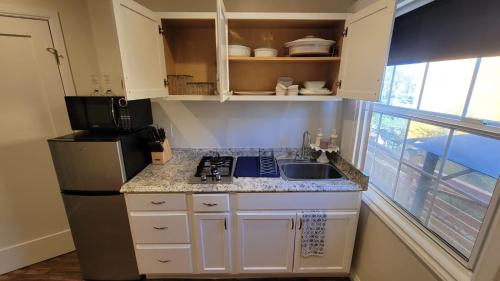 Kitchen, Adorable modern guesthouse with full kitchen in Encino