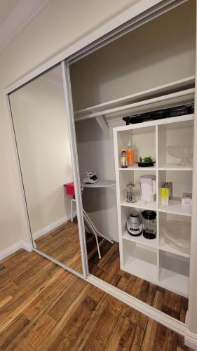 Adorable modern guesthouse with full kitchen in Encino