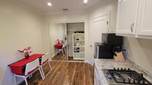 Kitchen, Adorable modern guesthouse with full kitchen in Encino