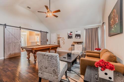 Discount Included! Stunning, Modern, Spacious Getaway fits any group, 2 game rooms, Hot tub home