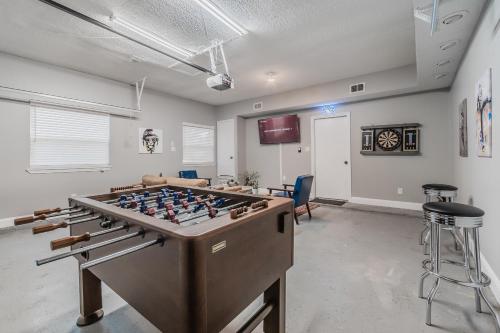 Discount Included! Stunning, Modern, Spacious Getaway fits any group, 2 game rooms, Hot tub home