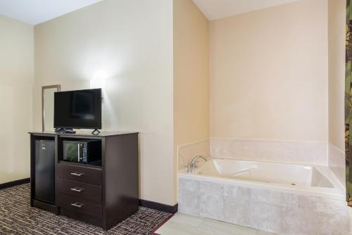 Quality Inn & Suites Caseyville - St. Louis