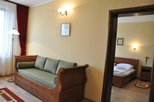 1 queen bed, 1 sofa bed