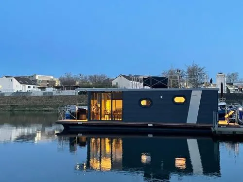 Hausboot Lore in Duisburg, Deutschland