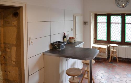 virtuve, 2 Bedroom Beautiful Home In Saint-Jean-D'angle in Champagne (Poitou-Charentes)
