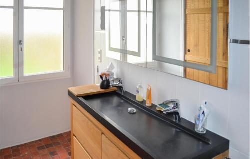 Vannas istaba, 2 Bedroom Beautiful Home In Saint-Jean-D'angle in Champagne (Poitou-Charentes)