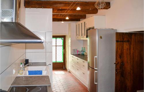 virtuve, 2 Bedroom Beautiful Home In Saint-Jean-D'angle in Champagne (Poitou-Charentes)