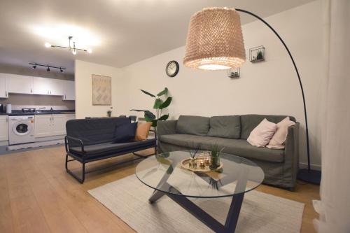 Modern 2 bed Apartment- Town Centre