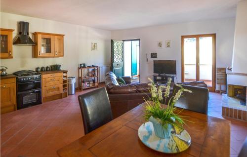  2 Bedroom Amazing Apartment In Bucine in Bucine