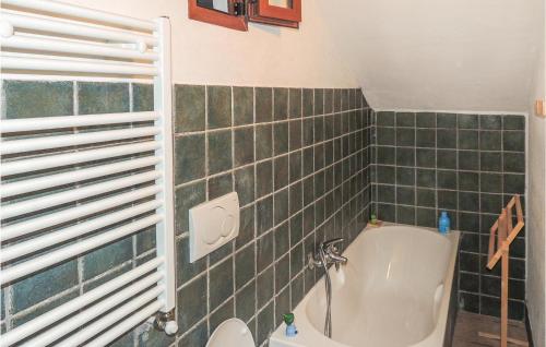 Bathroom, Stunning Home In Cansano With 3 Bedrooms And Wifi in Cansano