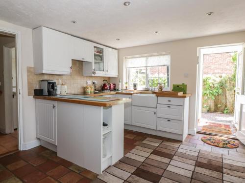 Megs Cottage Norwich - image 2