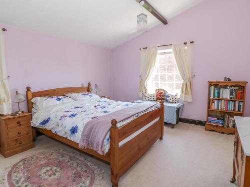 Megs Cottage Norwich - image 9