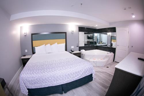 Travelodge Inn & Suites by Wyndham West Covina in West Covina, USA