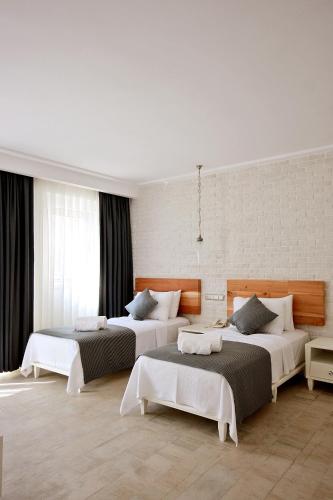 Arnna Hotel Room Type - Deluxe Twin Room with Balcony