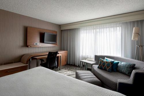 1 king bed, 1 sofa bed
