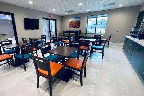 Days Inn & Suites by Wyndham Greater Tomball