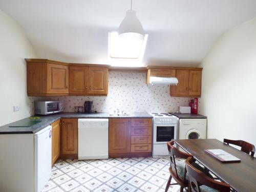 Kiltartan House 2B Ballina - image 4