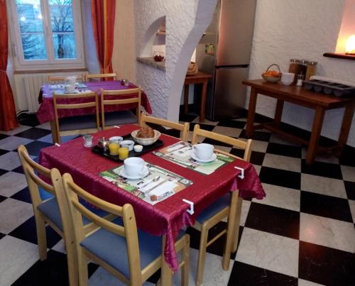 Restorāns, Hôtel Les Remparts (Hotel Les Remparts) in Nozeroy