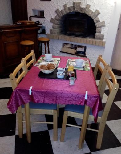 Restorāns, Hôtel Les Remparts (Hotel Les Remparts) in Nozeroy