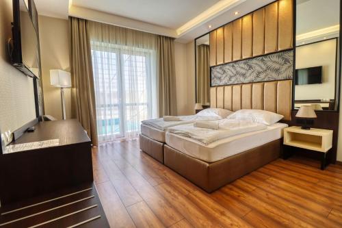 1 queen bed, 1 sofa bed