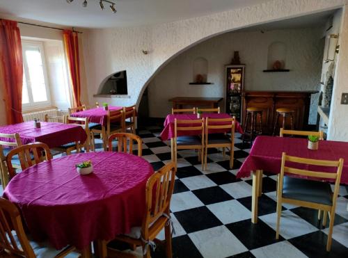 Restorāns, Hôtel Les Remparts (Hotel Les Remparts) in Nozeroy