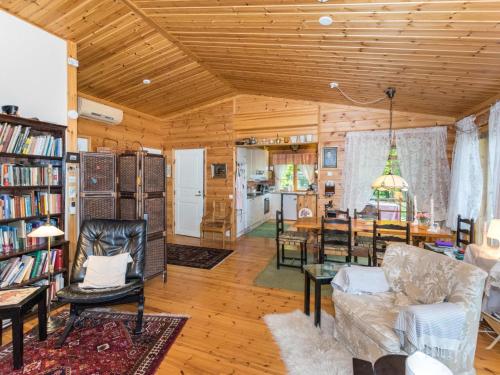 Holiday Home Metsä-iivari by Interhome