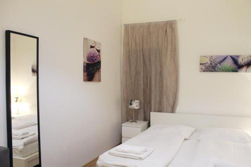 Modern Apartment Ve Smečkách 28 - image 14