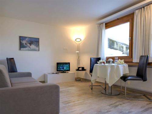 B&B Silvaplana - Apartment Chesa Munteratsch 311 by Interhome - Bed and Breakfast Silvaplana