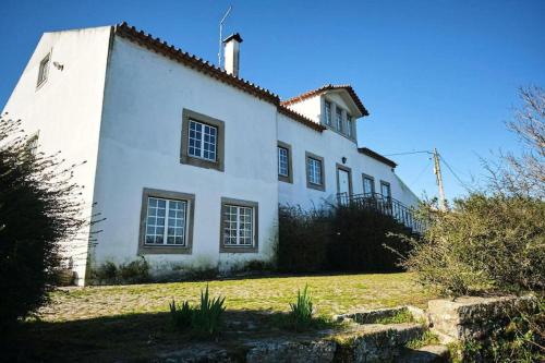 Beautiful 10-Bed Cottage in Celorico with Pool - Accommodation - Celorico da Beira