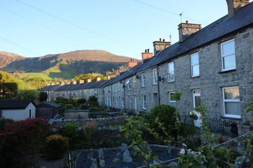 Riverside cottage walking distance into Caernarfon