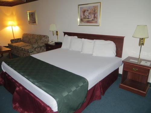 1 king bed, 1 sofa bed