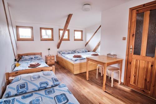 1 queen bed, 2 twin beds