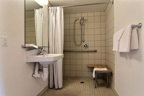 Motel 6-Albuquerque NM - Coors Road - image 2