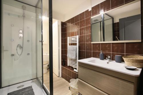 Bathroom, expat renting - Le Houdini - Confort et Evasion in Barriere de Paris