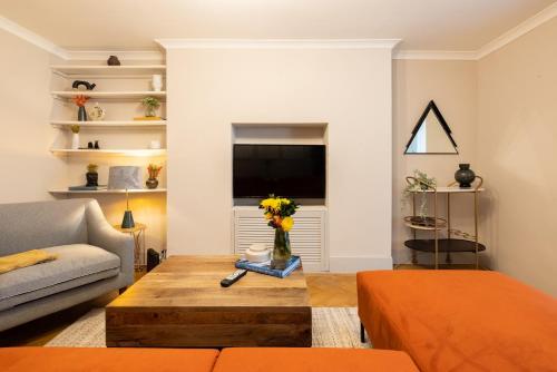 Picture of The Richmond Upon Thames Escape - Modern 2Bdr Flat With Garden And Parking