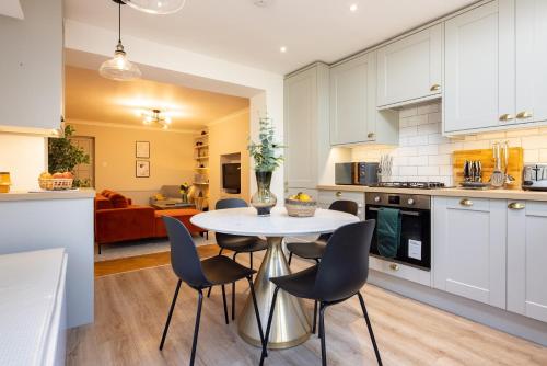 Picture of The Richmond Upon Thames Escape - Modern 2Bdr Flat With Garden And Parking