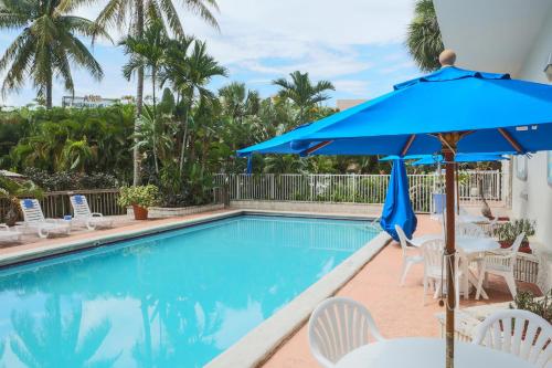 Swimming pool, Motel 6-Cutler Bay, FL in Cutler Bay