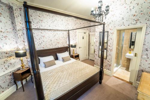 King Double Room with Four Poster Bed