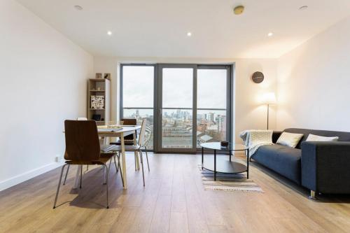 Modern 1 Bedroom Apartment Near Canary Wharf with Balcony