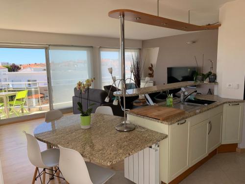 Appt 4 pers, centre-ville tout à pieds, plage 300m, aperçu mer, très calme parking privé, possibilité garage et location vélos électriques, Royan (fotografie 8)