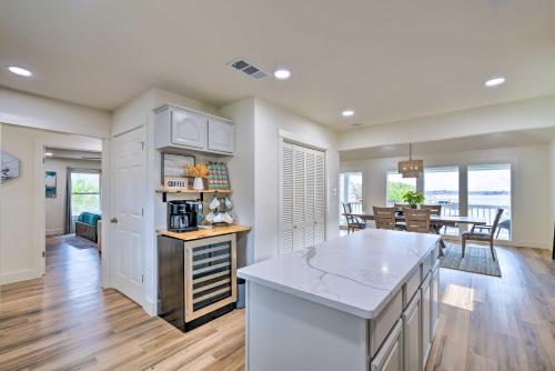 Lake Dayz Granbury Retreat with Private Dock!